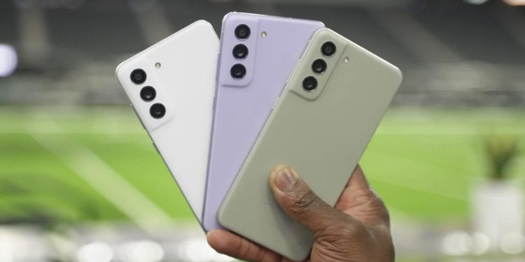Samsung, Galaxy akıllı telefonlarında gaye küçülttü